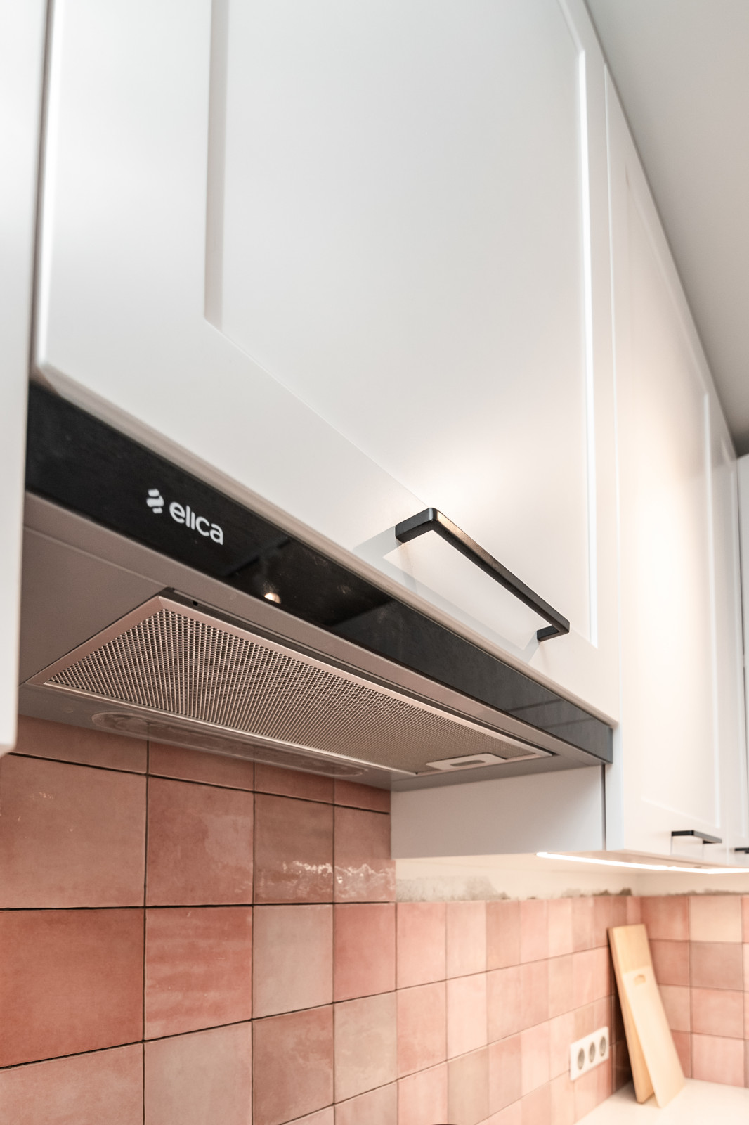 Белая небольшая кухня в стиле неоклассика