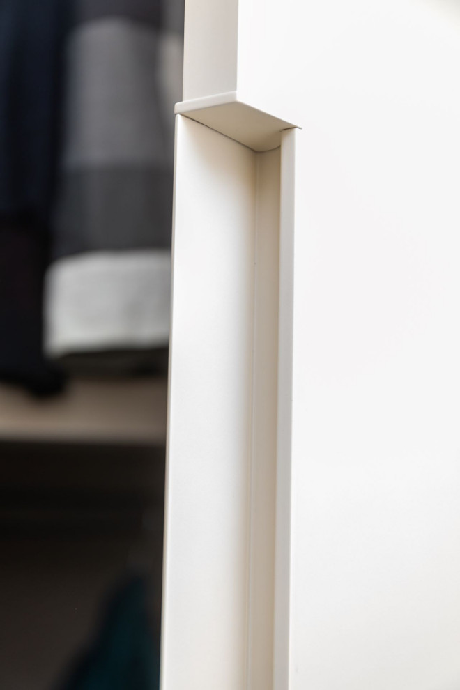 Immagine di un armadio incassato unisex contemporaneo di medie dimensioni con ante lisce e ante beige