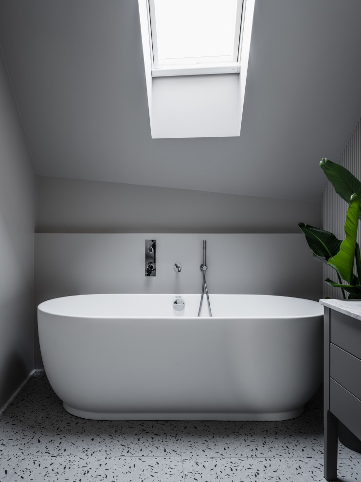 Свежая идея для дизайна: главная ванная комната в современном стиле с отдельно стоящей ванной, душем в нише и напольной тумбой - отличное фото интерьера