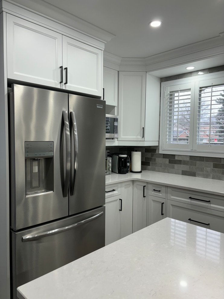 Inspiration for a transitional kitchen remodel in Toronto