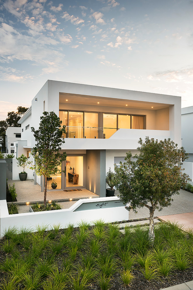 Ispirazione per la villa bianca contemporanea a due piani con rivestimento in mattone verniciato, tetto piano, copertura in metallo o lamiera e tetto grigio