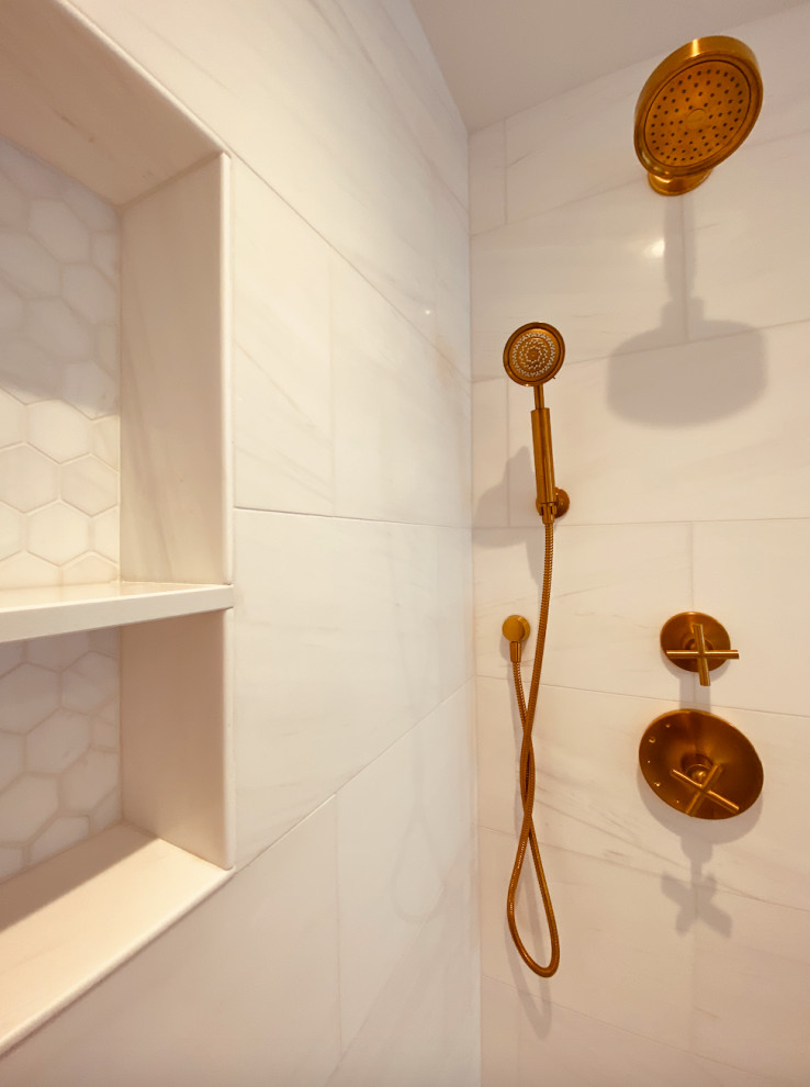 Bild på ett mellanstort maritimt vit vitt badrum med dusch, med skåp i shakerstil, grå skåp, en dusch i en alkov, en toalettstol med separat cisternkåpa, vit kakel, marmorkakel, vita väggar, marmorgolv, ett undermonterad handfat, bänkskiva i kvarts, grått golv och dusch med gångjärnsdörr