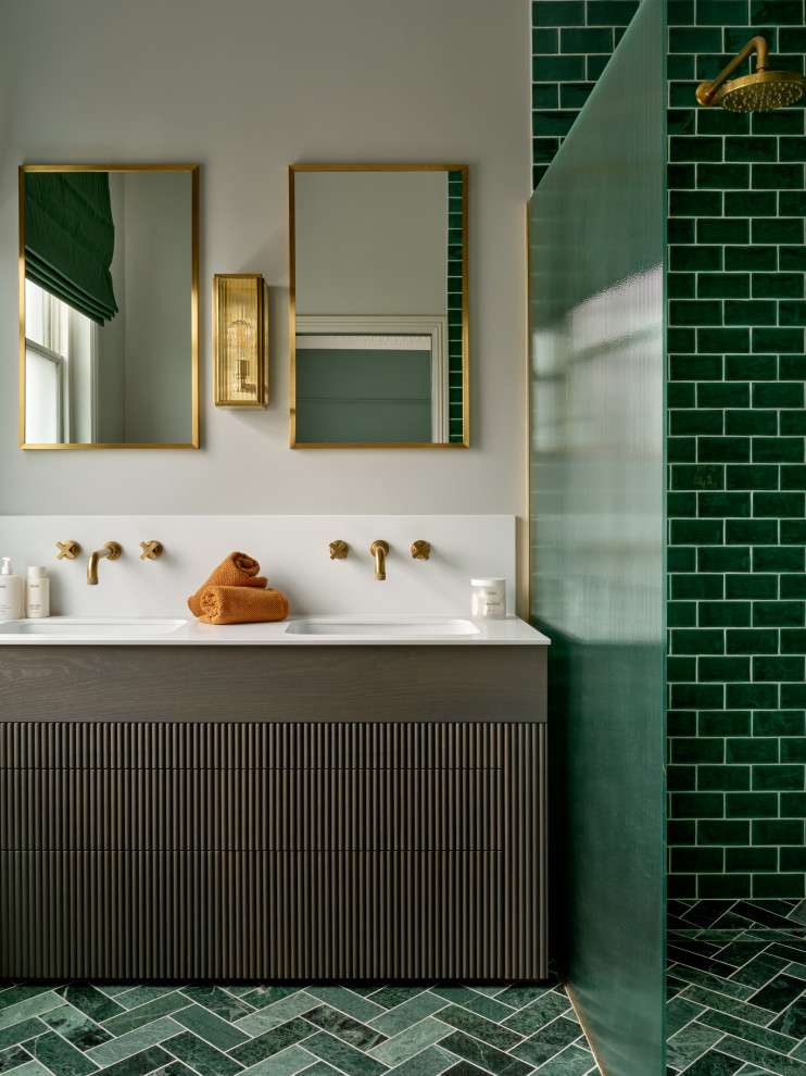 На фото: ванная комната в стиле неоклассика (современная классика) с коричневыми фасадами, открытым душем, зеленой плиткой, полом из керамической плитки, накладной раковиной, зеленым полом, тумбой под две раковины и встроенной тумбой с