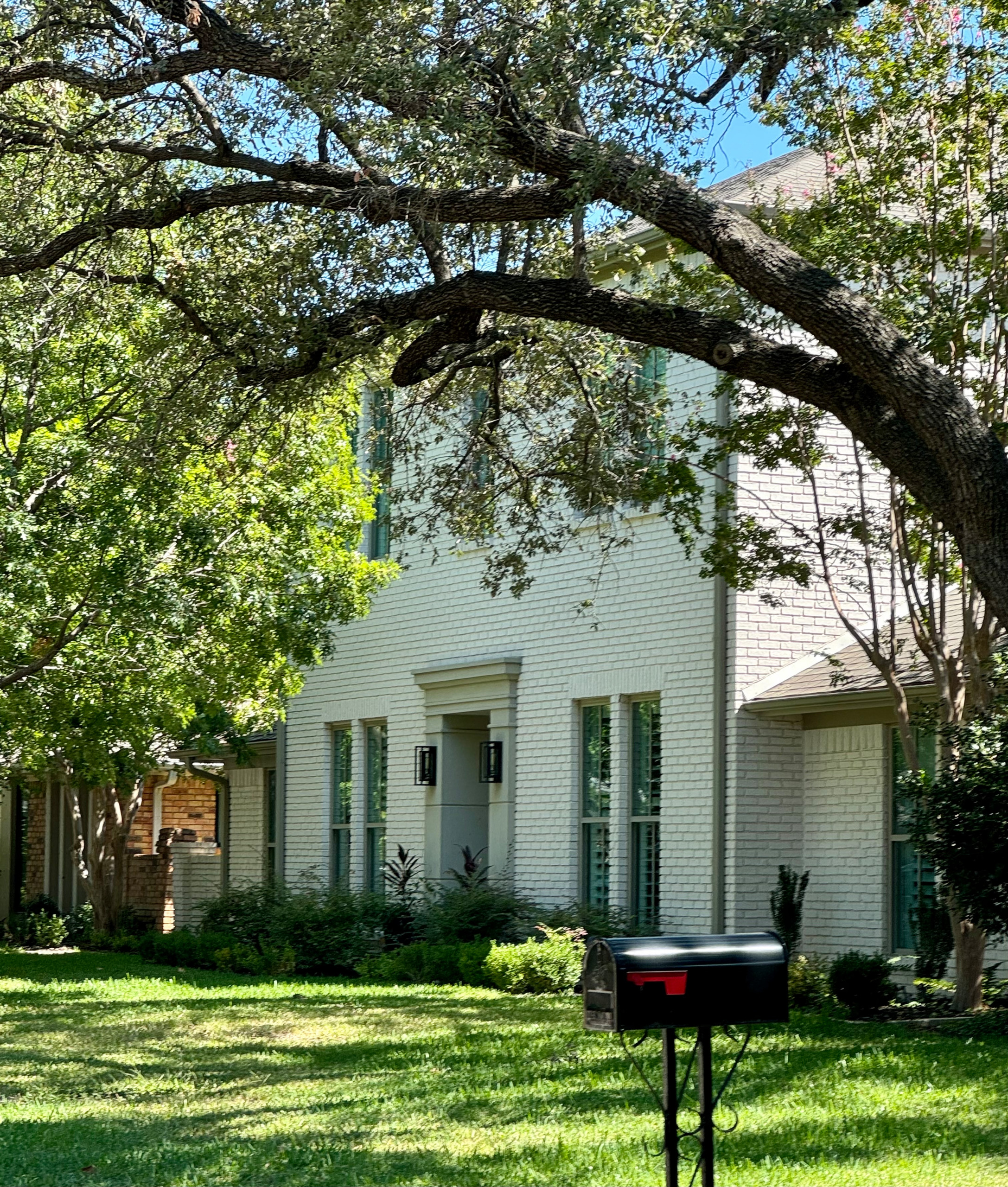 Inspiration for a transitional exterior home remodel in Dallas