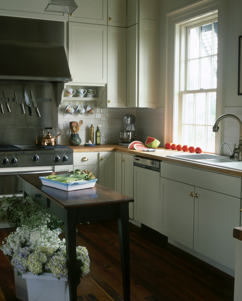 Photo of a traditional kitchen in Wilmington with subway tile splashback.