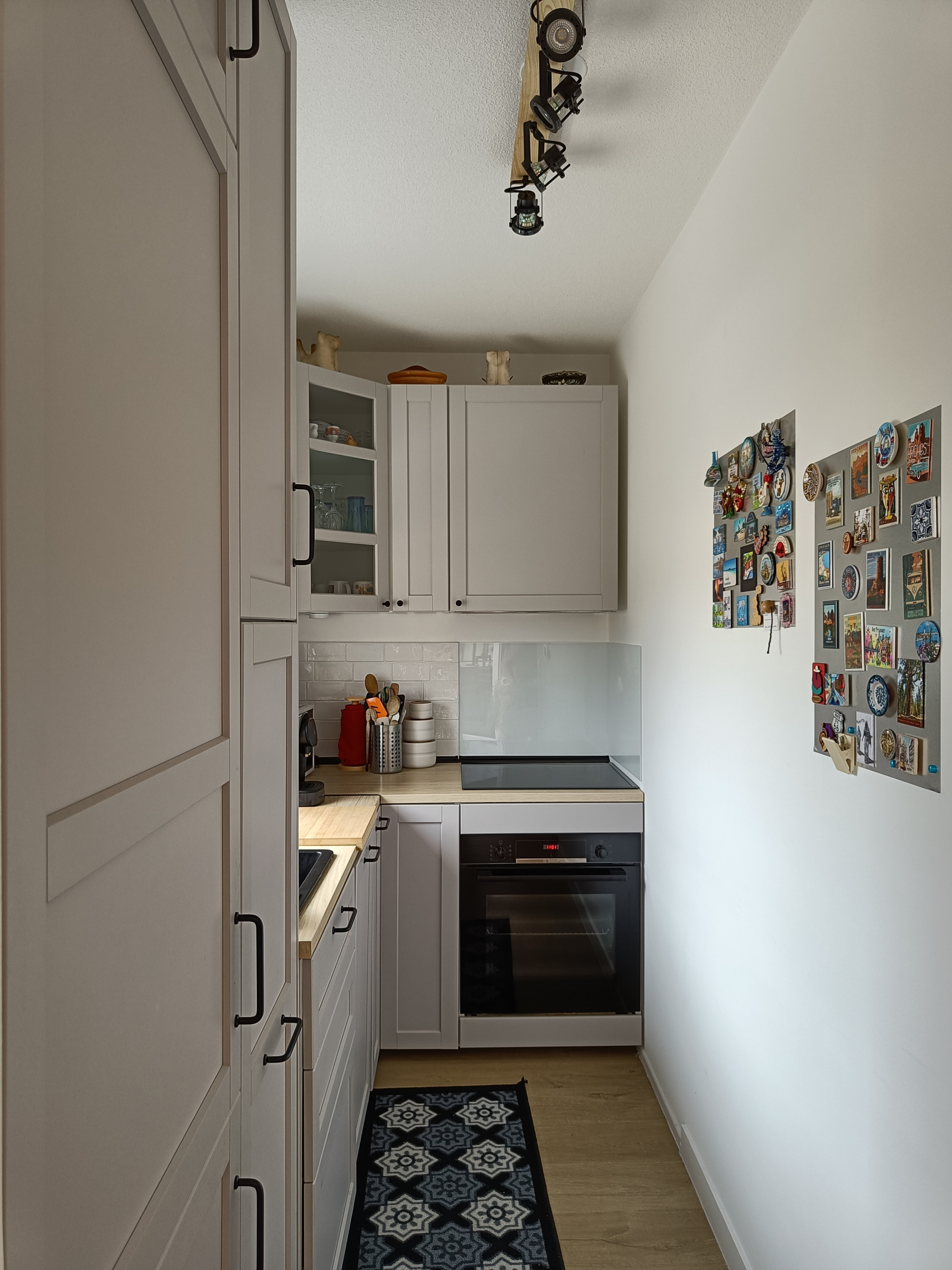 Trendy kitchen photo in Bordeaux