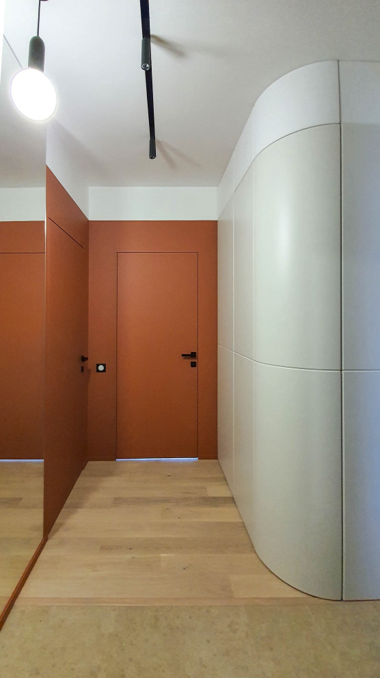 Стильный дизайн: маленький коридор в современном стиле с красными стенами для на участке и в саду - последний тренд