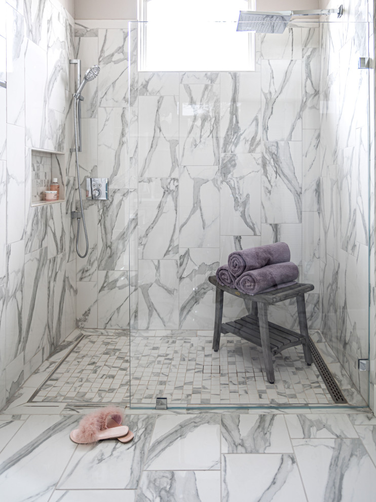Modern inredning av ett litet vit vitt en-suite badrum, med släta luckor, lila skåp, en kantlös dusch, marmorgolv, ett avlångt handfat, vitt golv, med dusch som är öppen, vit kakel, marmorkakel och flerfärgade väggar