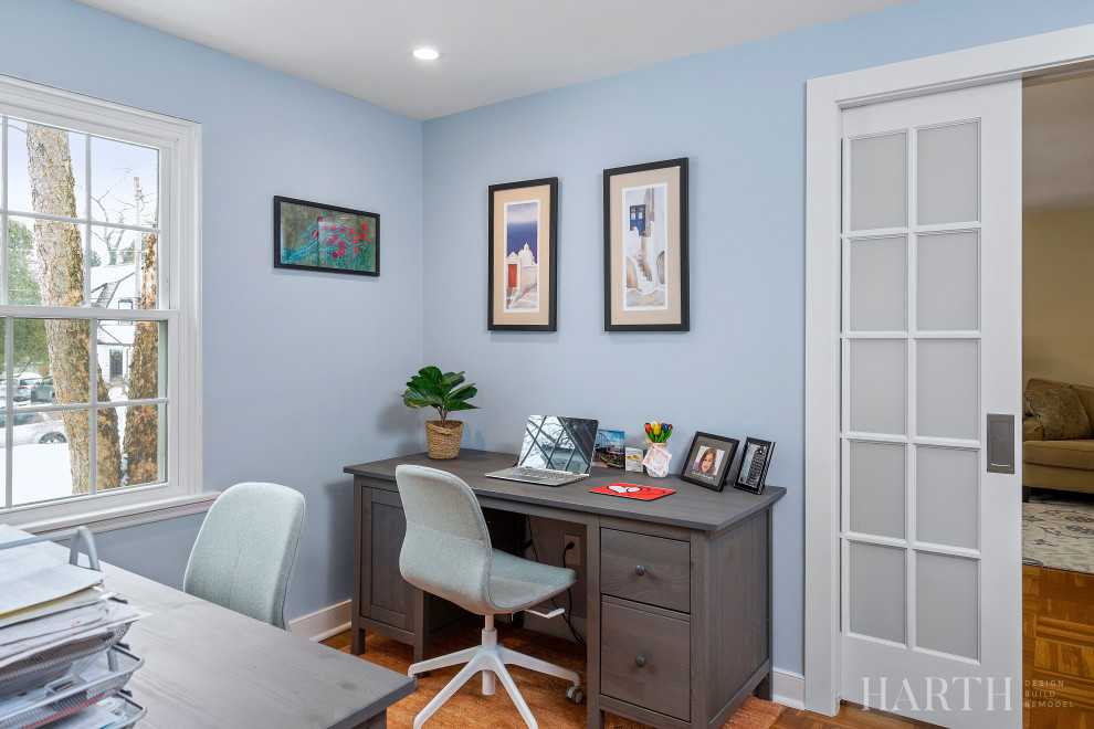 Пример оригинального дизайна: маленькое рабочее место в стиле неоклассика (современная классика) с синими стенами, паркетным полом среднего тона, отдельно стоящим рабочим столом и коричневым полом для на участке и в саду