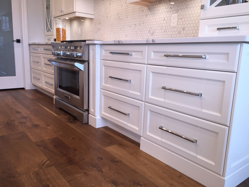 Kitchen - mid-sized transitional kitchen idea