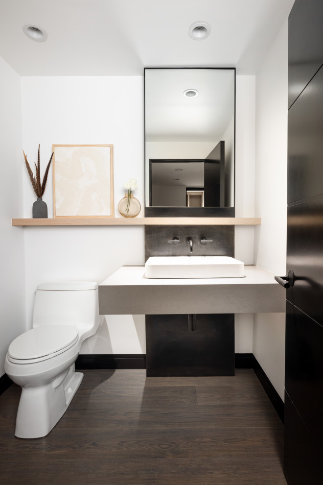 Inspiration pour un WC et toilettes minimaliste avec WC à poser, parquet foncé et meuble-lavabo suspendu.
