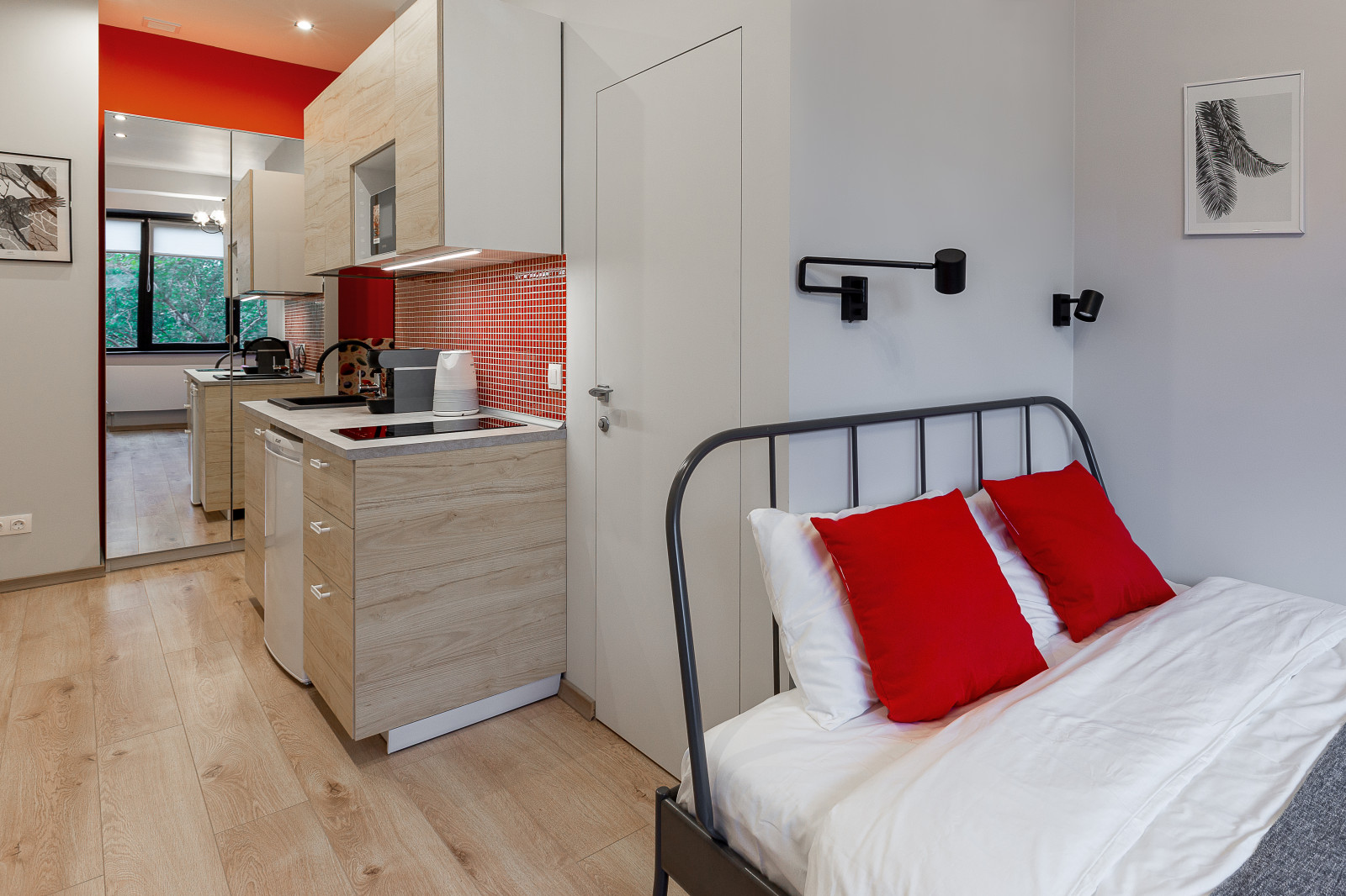 Студия с красными акцентами