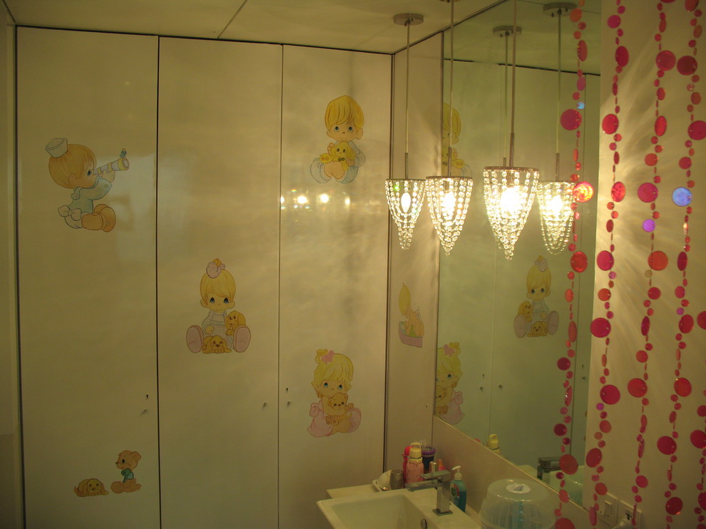 Foto de cuarto de baño contemporáneo con paredes blancas y suelo de baldosas de cerámica