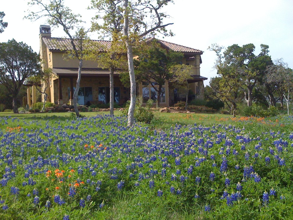 This is an example of a large country side yard full sun garden in Austin.
