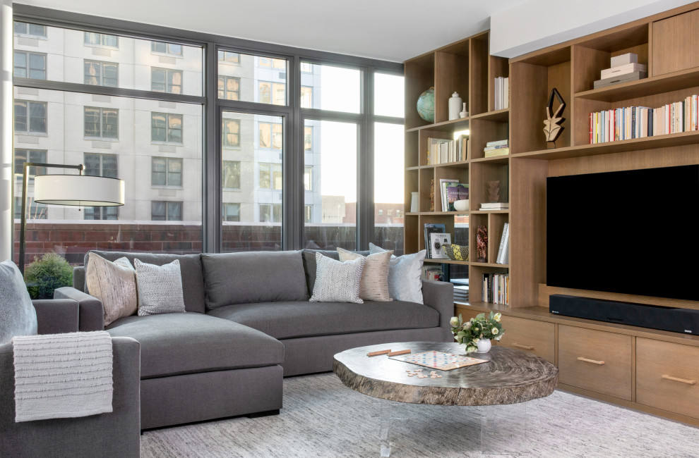 Свежая идея для дизайна: открытая гостиная комната в современном стиле с телевизором на стене - отличное фото интерьера