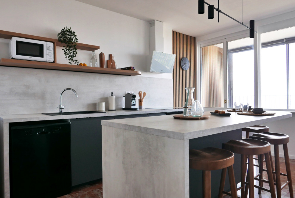 Réalisation d'une petite salle à manger ouverte sur la cuisine design en bois avec un mur blanc, un sol en marbre, un sol multicolore et éclairage.