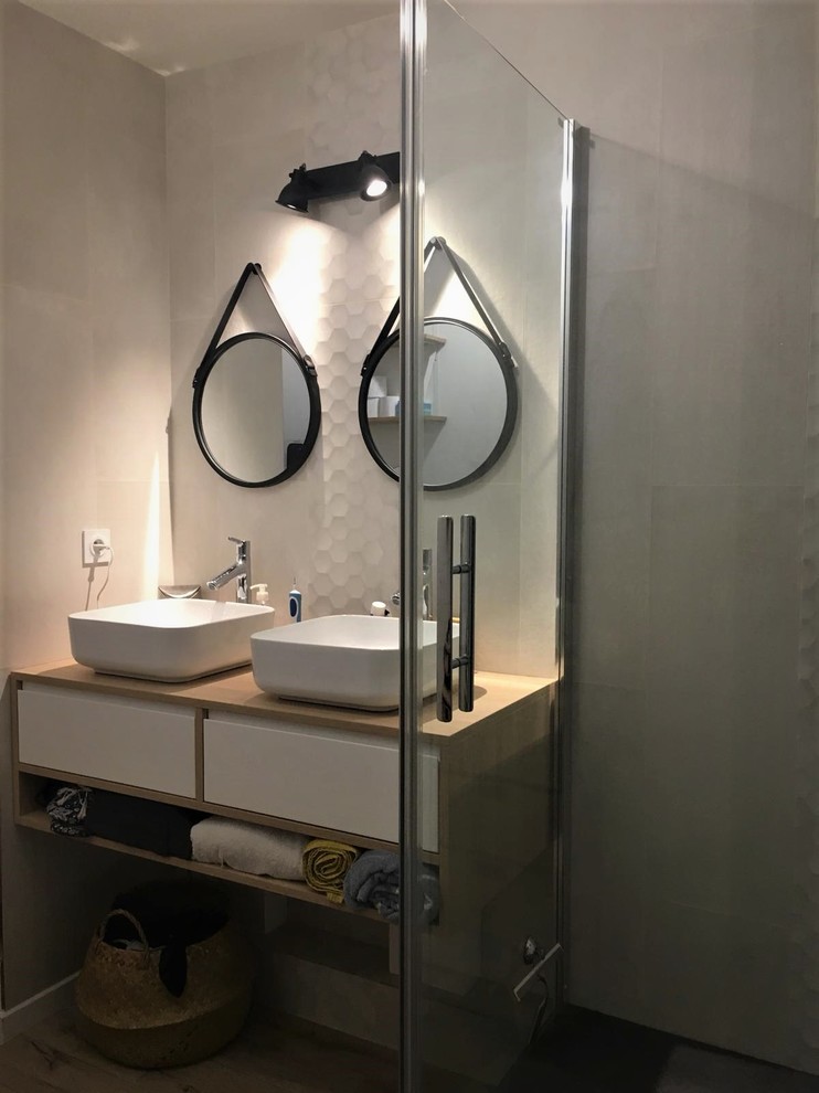 Salle d'eau?[Cette photo montre salle d'eau With une douche à l'italienne, WC suspendus, un carrelage beige, des carreaux de céramique, un mur gris, un sol en carrelage de céramique, un lavabo posé, un plan de toilette en bois and une cabine de douche à porte battante.]:[Cette photo montre salles d'eau With une douche à l'italienne, WC suspendus, un carrelage beige, des carreaux de céramique, un mur gris, un sol en carrelage de céramique, un lavabo posé, un plan de toilette en bois and une cabine de douche à porte battante.]