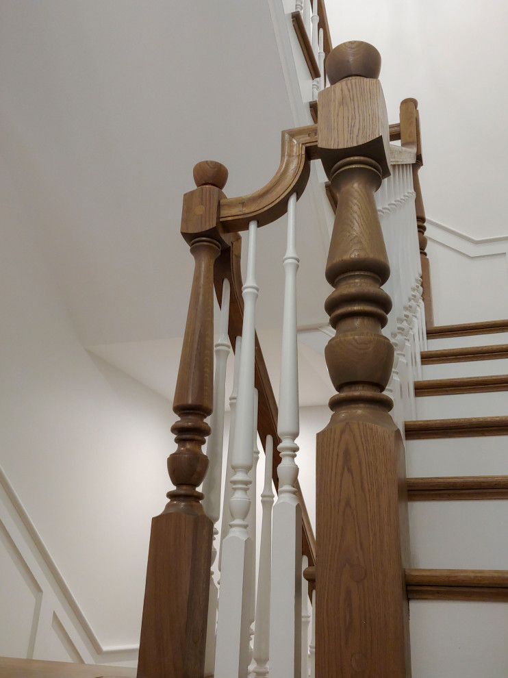 Пример оригинального дизайна: п-образная лестница среднего размера в классическом стиле с деревянными ступенями, крашенными деревянными подступенками, деревянными перилами и панелями на стенах