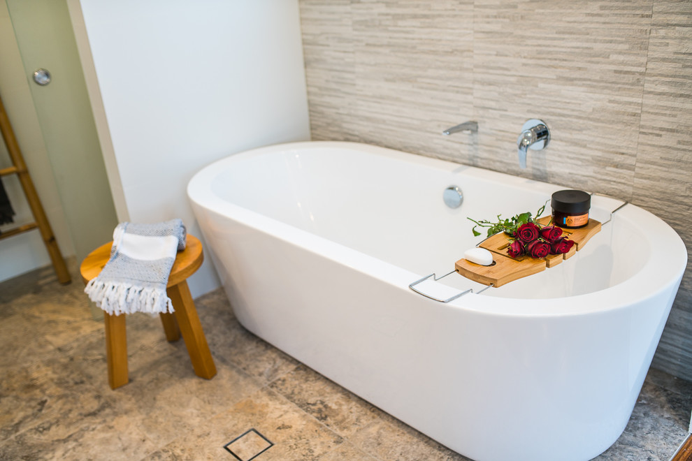Design ideas for a contemporary bathroom in Sydney.
