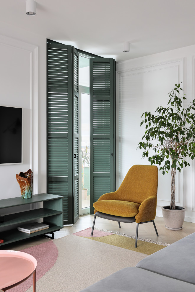 Idee per un soggiorno minimal di medie dimensioni con pareti bianche, pavimento in legno massello medio, TV a parete e pavimento marrone