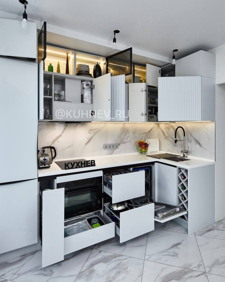 Кухня со стеклянными антресолями