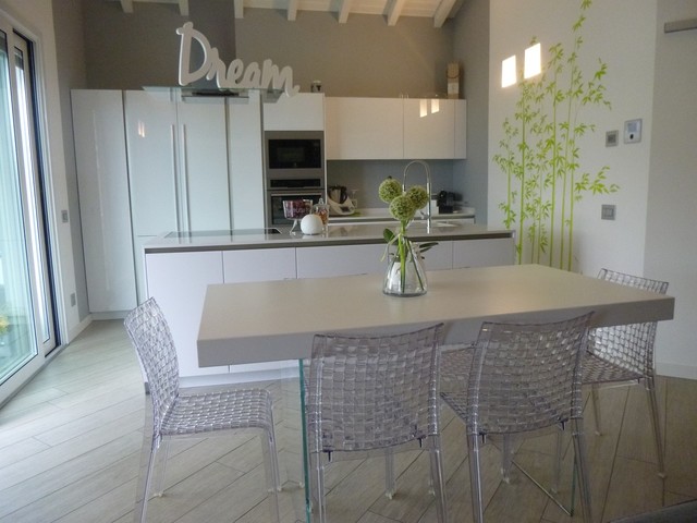 arredamento moderno con scritte e disegni sui muri contemporaneo-comedor