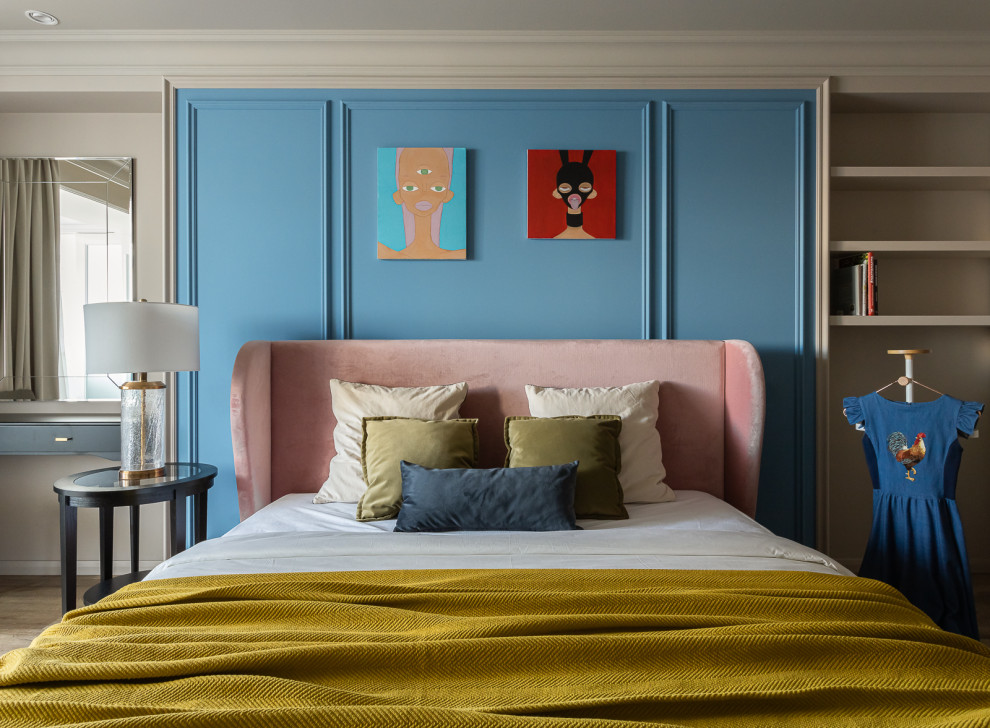 Свежая идея для дизайна: хозяйская спальня среднего размера в современном стиле с синими стенами, паркетным полом среднего тона и коричневым полом - отличное фото интерьера