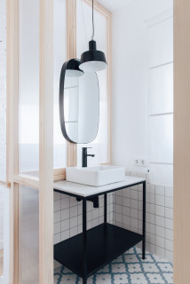Moderno guardarropa con suelo de baldosas blancas y negras, lavabo
