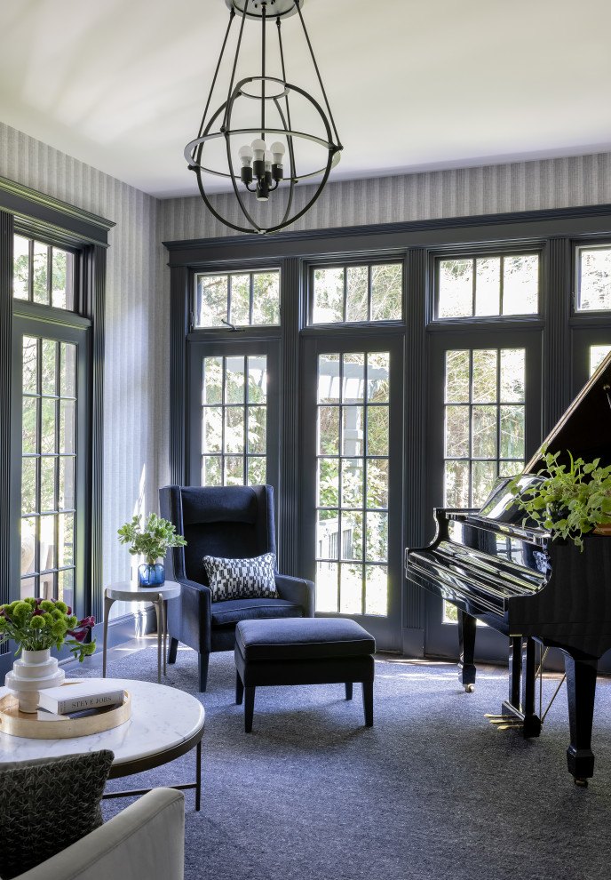 Стильный дизайн: парадная, изолированная гостиная комната среднего размера в стиле неоклассика (современная классика) с синими стенами, ковровым покрытием, серым полом и обоями на стенах без телевизора - последний тренд