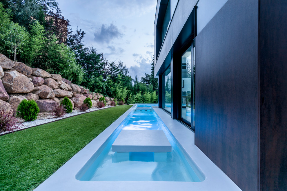 This is an example of a contemporary pool in Barcelona.