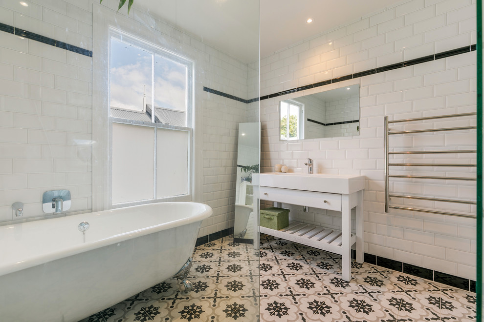 Design ideas for a traditional bathroom in Auckland.