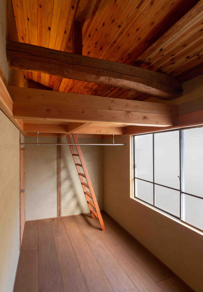 Photo of a small modern mezzanine bedroom in Kyoto with beige walls, dark hardwood flooring, no fireplace and brown floors.