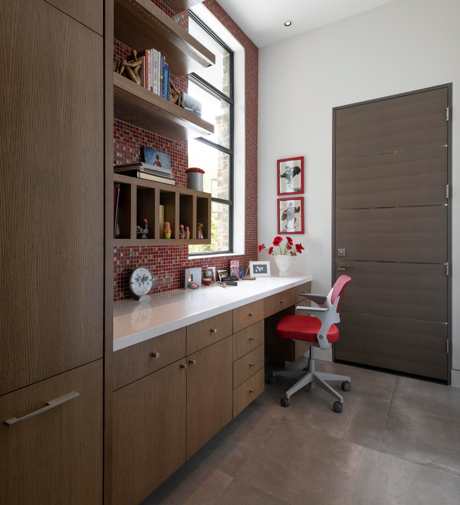 На фото: большой кабинет в современном стиле с белыми стенами, полом из керамогранита и серым полом