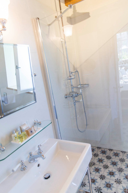 Le Clos de Gr&acirc;ce - Le Pigeonnier transitional-bathroom
