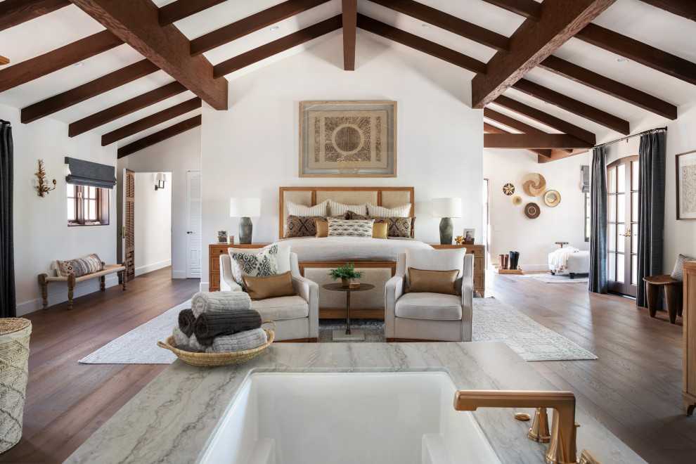 Стильный дизайн: большая спальня на антресоли в средиземноморском стиле с белыми стенами, паркетным полом среднего тона и балками на потолке - последний тренд