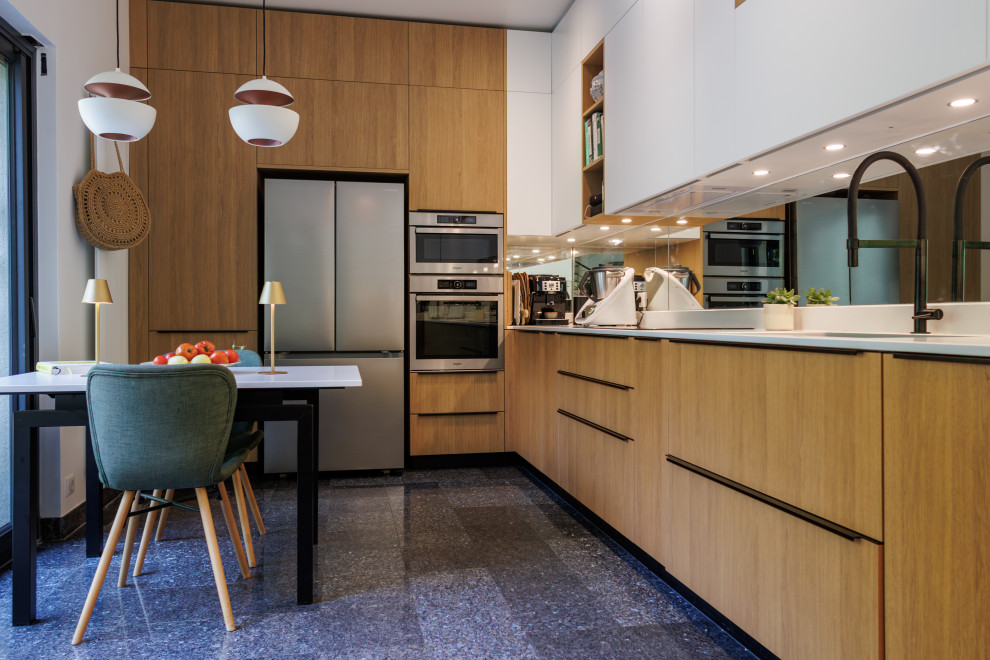 Idee per una cucina design con lavello integrato, ante lisce, ante in legno chiaro, top in quarzite, elettrodomestici in acciaio inossidabile, pavimento in marmo, pavimento blu e top bianco