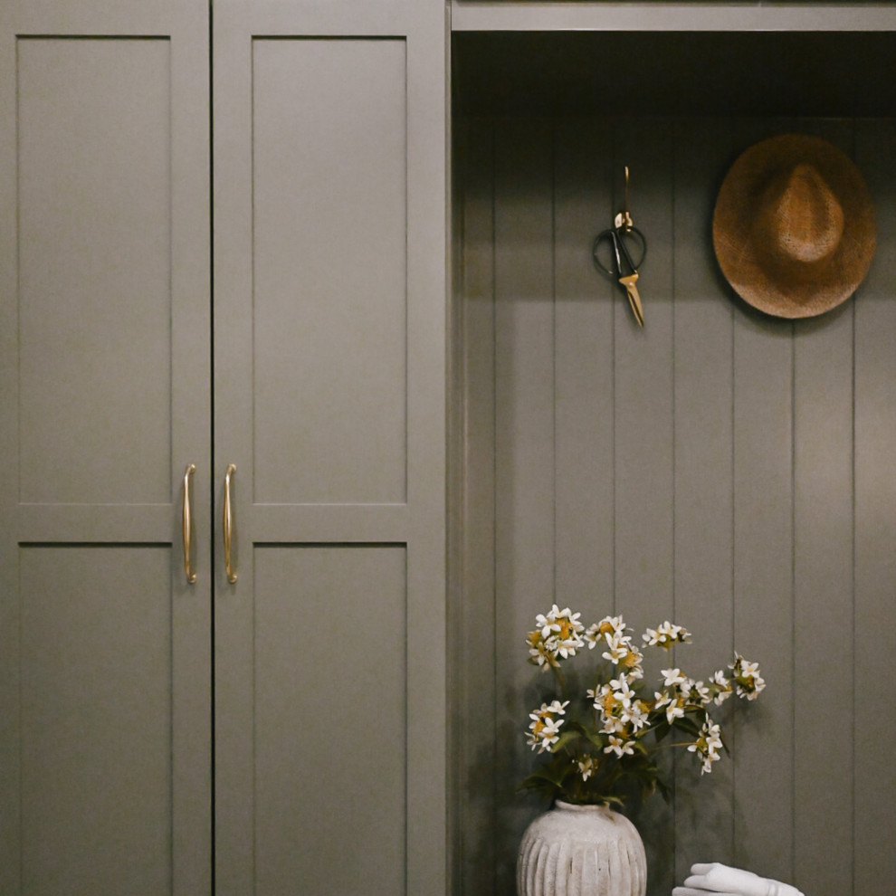 Transitional entryway photo in Atlanta