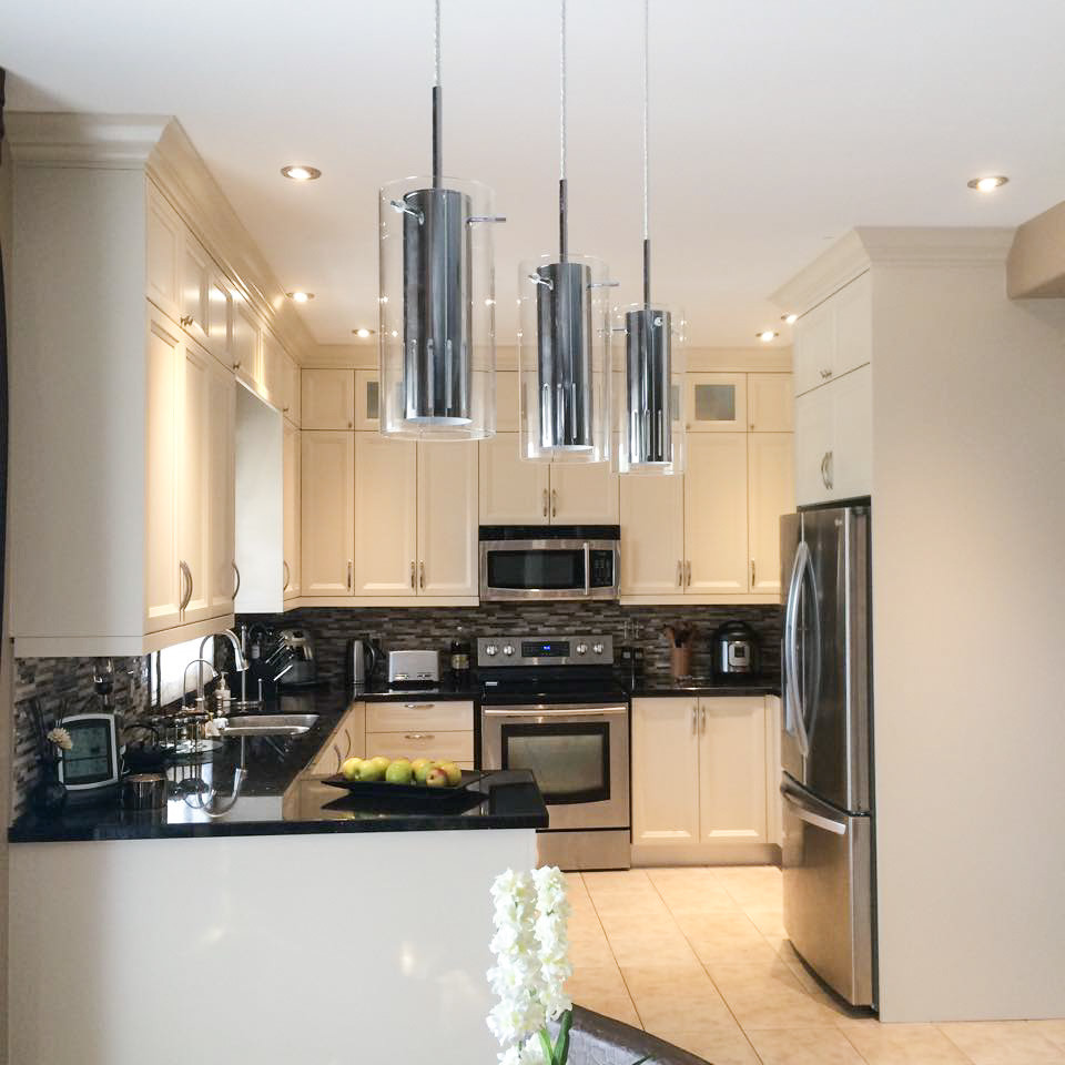 Kitchen - transitional kitchen idea in Toronto