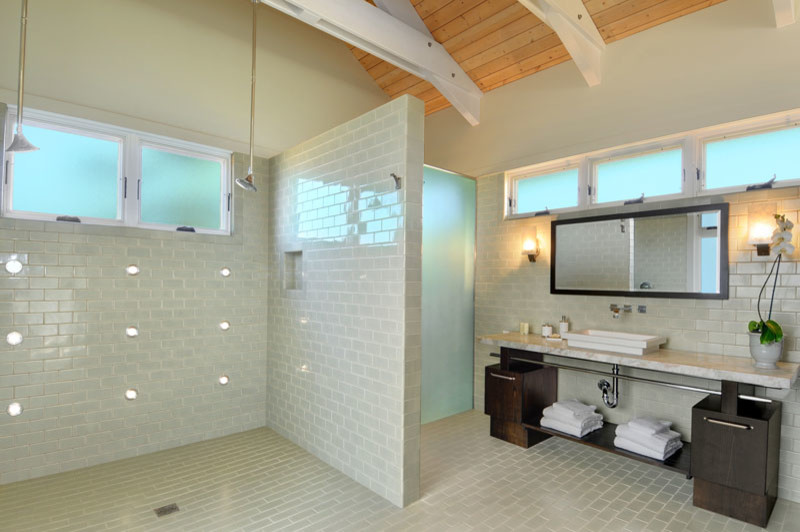 Example of a minimalist bathroom design in Hawaii