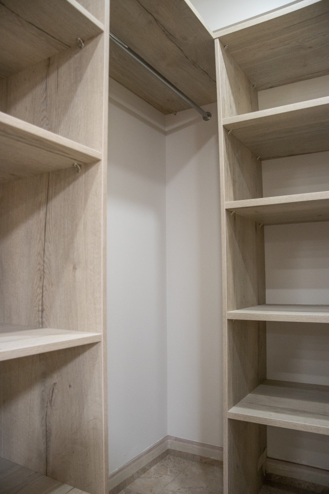 Гардеробная комната на цокольном этаже