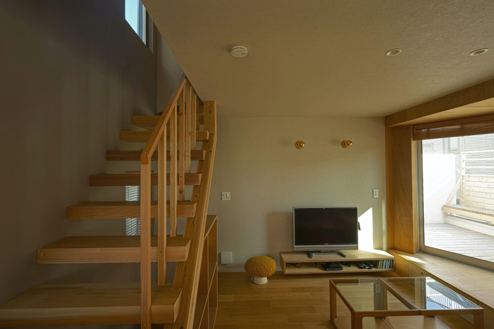 Стильный дизайн: маленькая изолированная гостиная комната в скандинавском стиле с серыми стенами, полом из фанеры, отдельно стоящим телевизором, бежевым полом, потолком с обоями и обоями на стенах без камина для на участке и в саду - последний тренд
