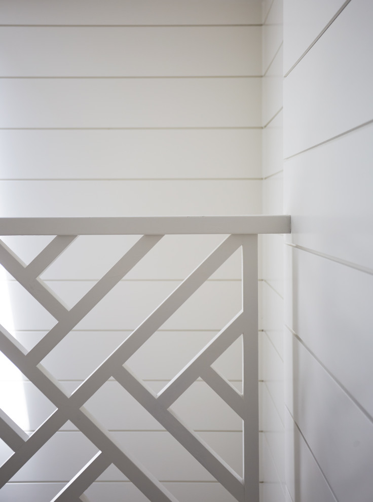 Cette image montre un petit escalier courbe avec des marches en moquette, des contremarches en moquette, un garde-corps en bois et du lambris de bois.