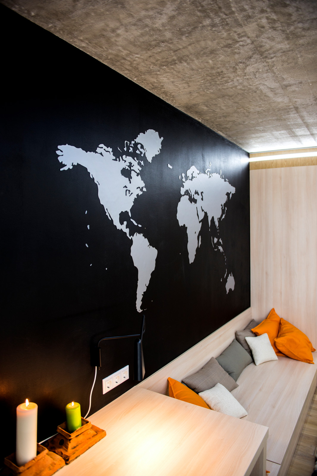 Спальня с бетонным потолком