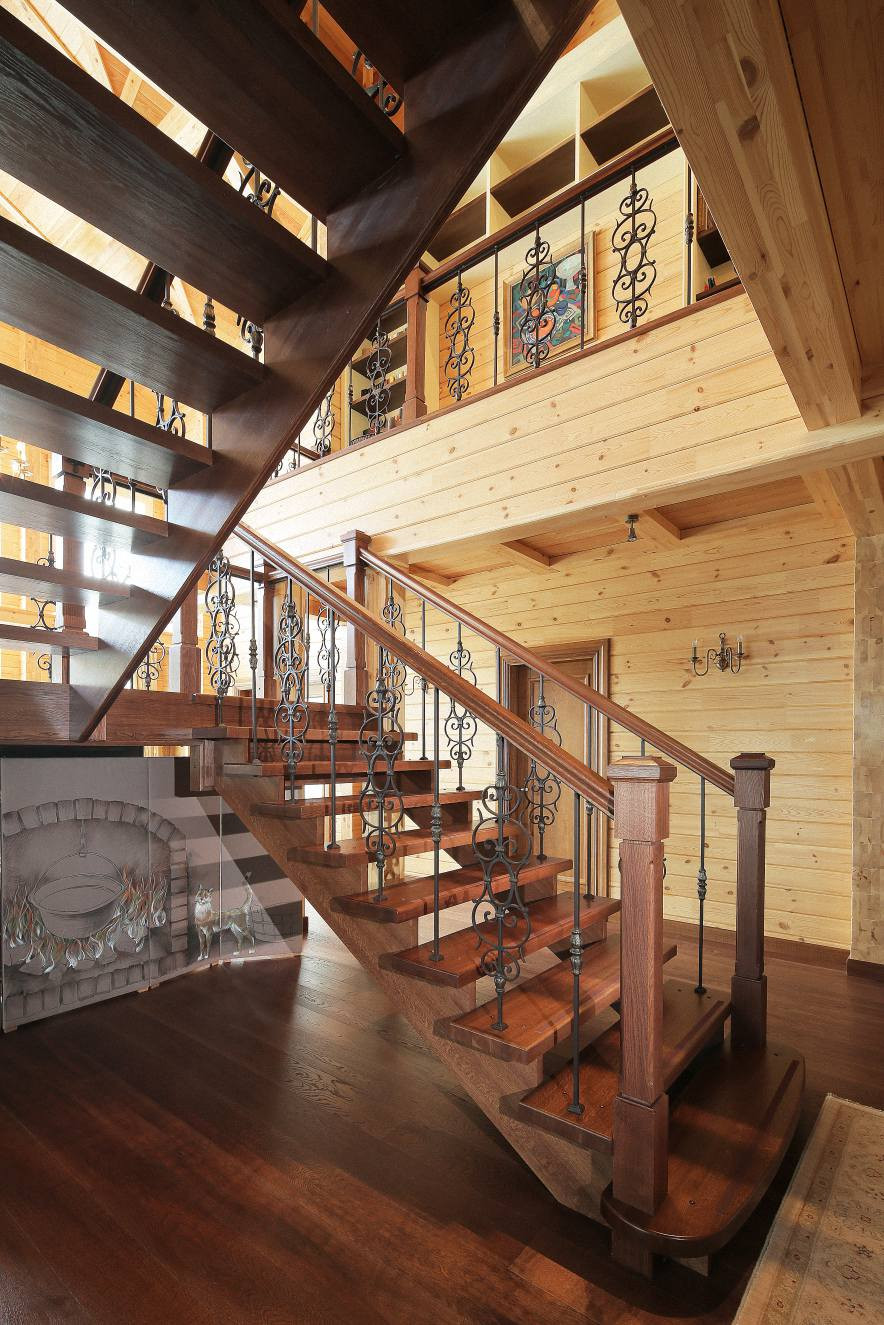 Лестница в доме из клееного бруса