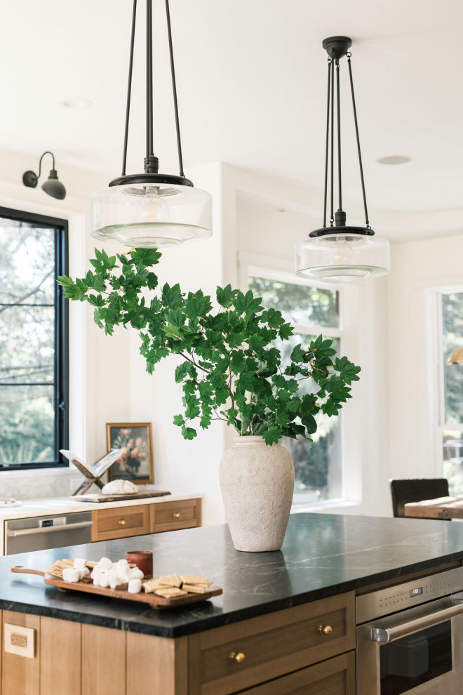 Kitchen - transitional kitchen idea in Seattle