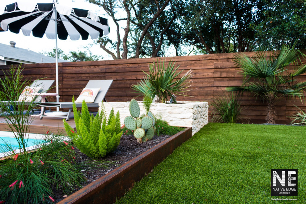 Idee per un giardino stile americano esposto in pieno sole di medie dimensioni e dietro casa in estate con ghiaia e recinzione in legno