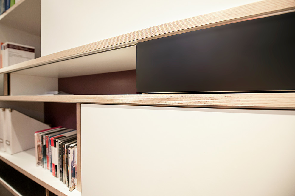 Mittelgroßes Modernes Untergeschoss mit weißer Wandfarbe, Keramikboden und grauem Boden in München