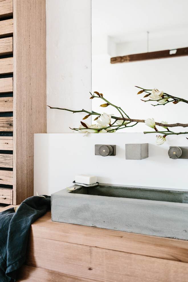 Photo of a contemporary bathroom in Melbourne.