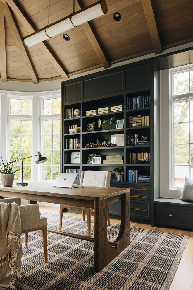Diseño de despacho abovedado tradicional renovado con paredes blancas, suelo de madera en tonos medios, escritorio independiente, suelo marrón, vigas vistas y madera