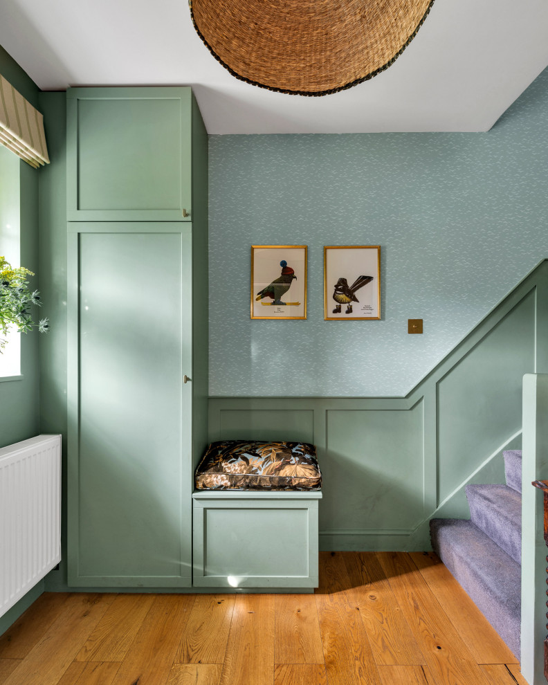Diseño de recibidores y pasillos de estilo de casa de campo pequeños con paredes verdes y panelado
